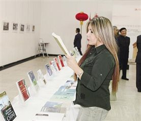 11月24日，在黎巴嫩首都贝鲁特的联合国教科文宫，一名来宾在中国优秀出版物展现场阅读展出的书籍。新华社记者 李良勇 摄